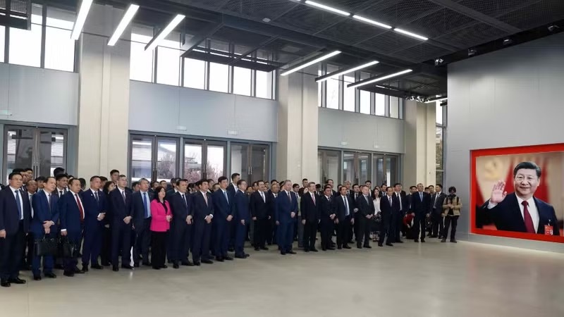 The high-level Vietnamese delegation learning about Xiong’an’s development inside an exhibition venue